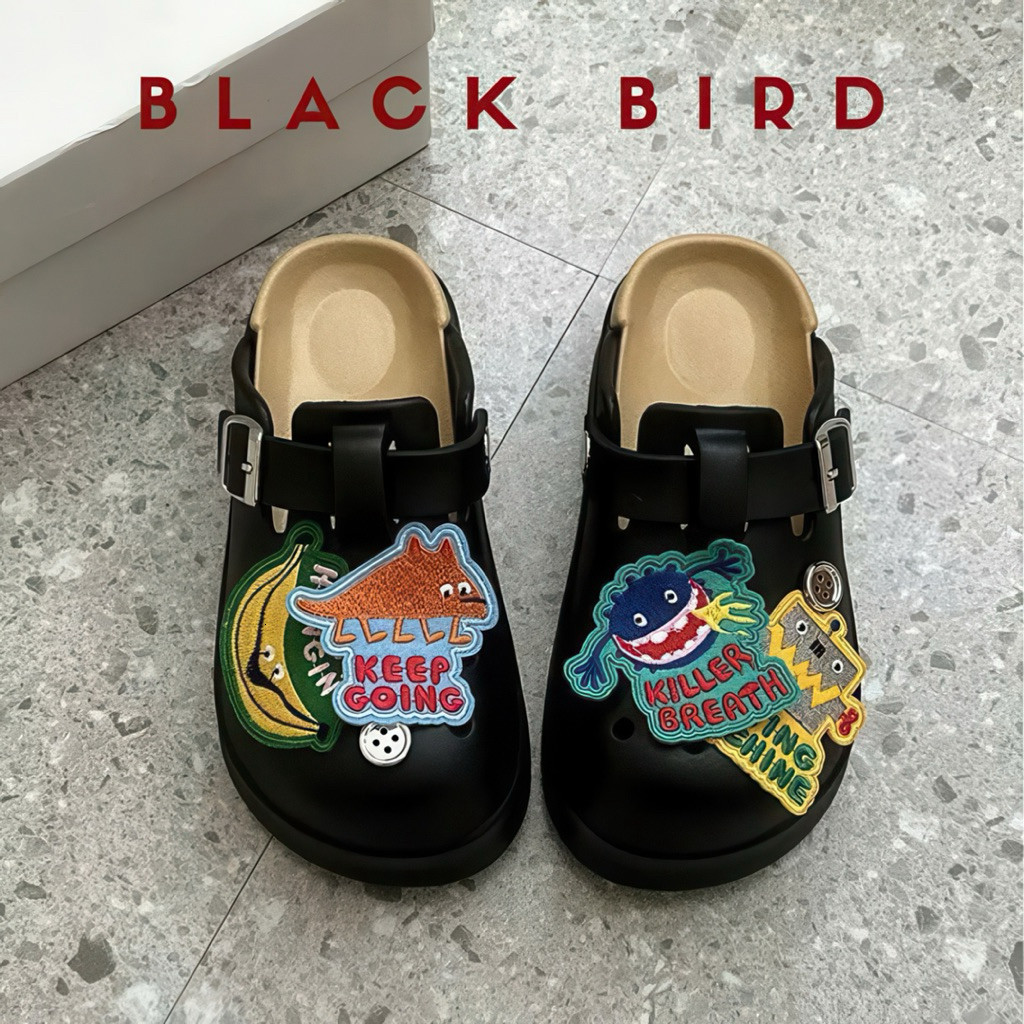 Sục Đi Chơi Blackbird Kèm Jibbitz Thêu Độc Lạ - Giày Sục Nữ Màu Đen Phối Lót Be Phong Cách Retro Grunge | BigBuy360 - bigbuy360.vn