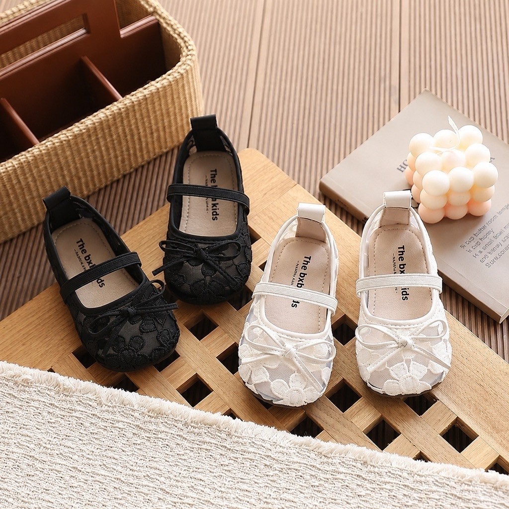 Giày bé gái hoạ tiết hoa thêu đế bằng mẫu mới 2027 đế mềm chống trơn trượt có sz từ 2-12 tuổi mã qv201