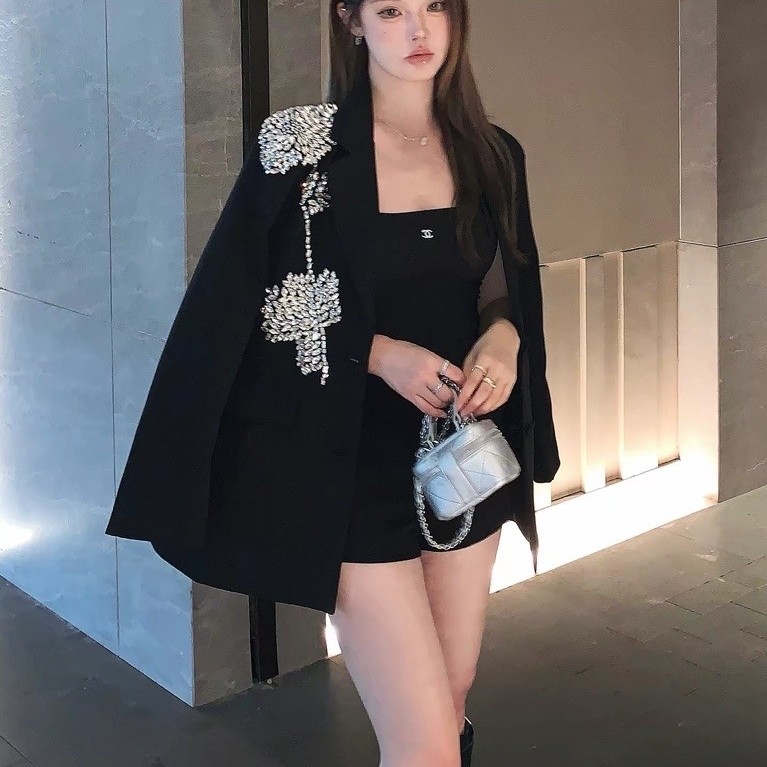 Áo Blazer Nữ Đen Đính Đá Hoa Lá Bản Lớn Dáng Dài Thanh Lịch Sang Trọng Phong Cách Thời Trang