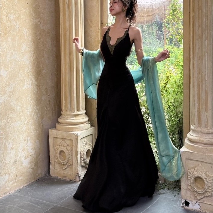 TRACY DRESS - Đầm Lụa Ánh Nhung Đen Phối Ren Xanh