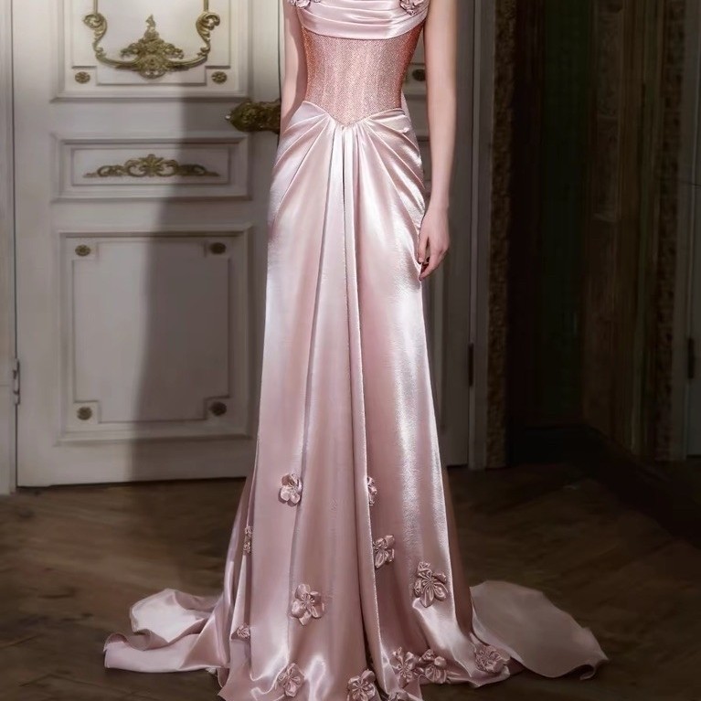 Đầm Dạ Hội Dài Satin Hồng Phấn Dáng Ôm Đính Hoa 3D Cổ Draping Eo Tôn Dáng Có Tà Váy Dài