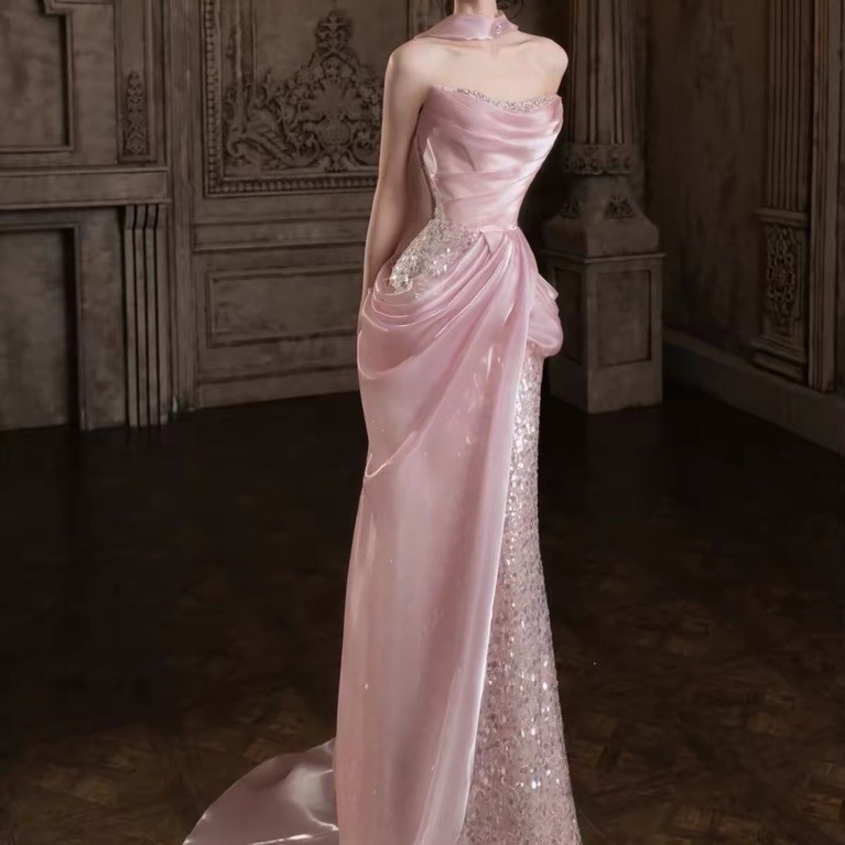 Đầm Dài Satin Hồng Phấn Cổ Lệch Draping Phối Kim Sa Có Tà Dài Dự Tiệc