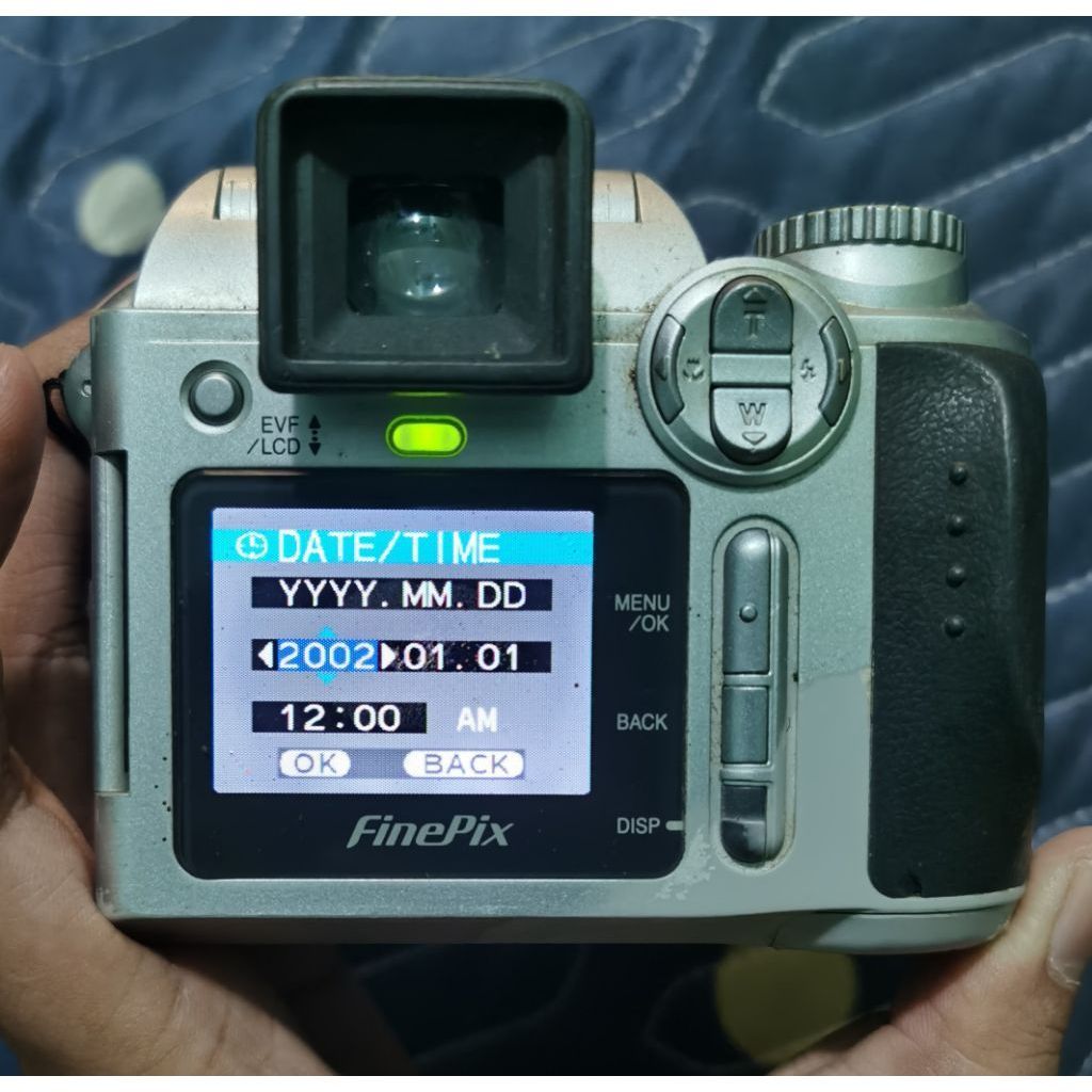 Máy ảnh cổ còn lên màn dùng 4 pin AA