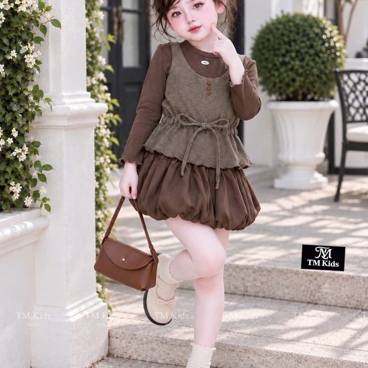 Áo dài tay phối gile thắt nơ eo + quần bí bồng siêu yêu, vừa điệu vừa mang vibe Hàn Quốc sang xịn.