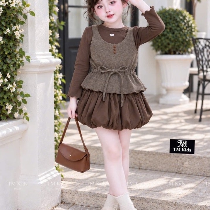 Áo dài tay phối gile thắt nơ eo + quần bí bồng siêu yêu, vừa điệu vừa mang vibe Hàn Quốc sang xịn. | BigBuy360 - bigbuy360.vn