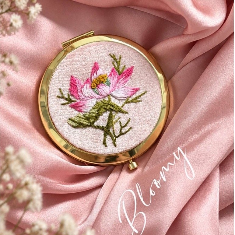 Gương Thêu Tay Bloomy Nền Nhung