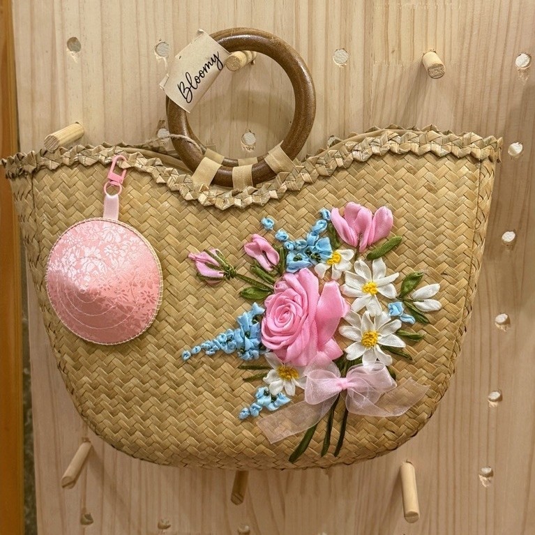 Túi Cói Hoa Hồng Bloomy kèm Charm Nón Lá Lụa dòng Cao Cấp