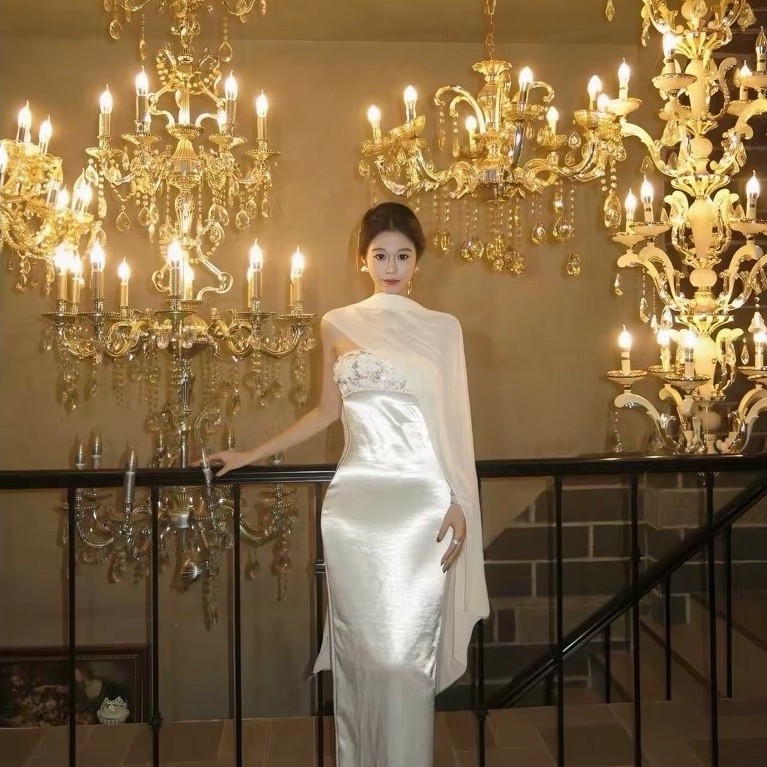 Đầm Dạ Hội Trắng Satin Đính Hoa Sequin Cổ Quàng Vai Dáng Dài Ôm Body Sang Trọng