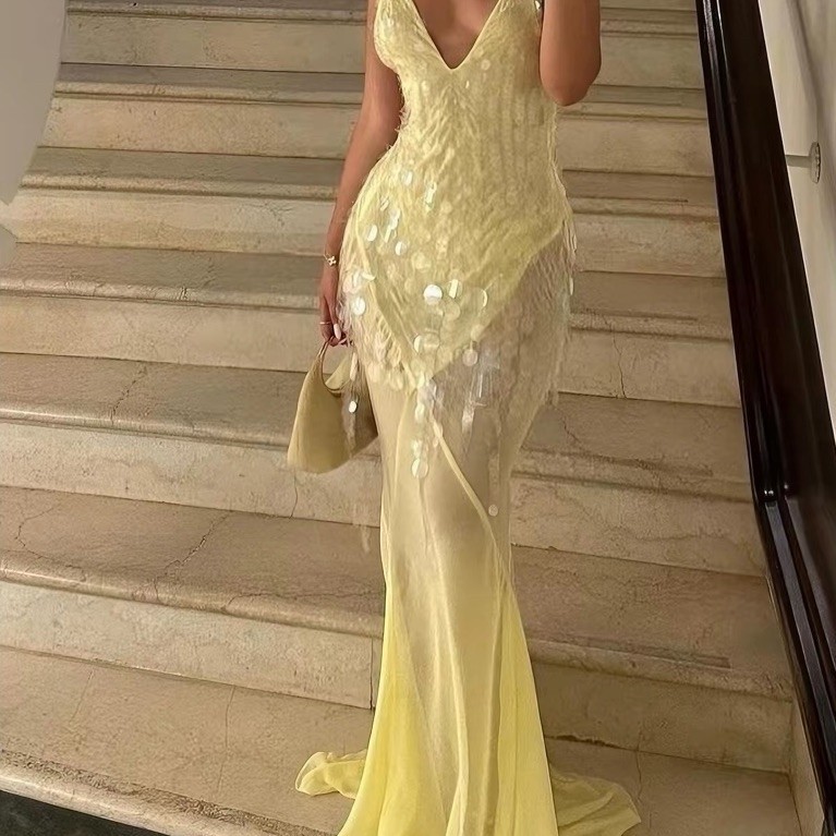 Đầm maxi 2 dây dáng dài màu vàng nhạt, thiết kế cổ V, họa tiết đính nổi nhẹ