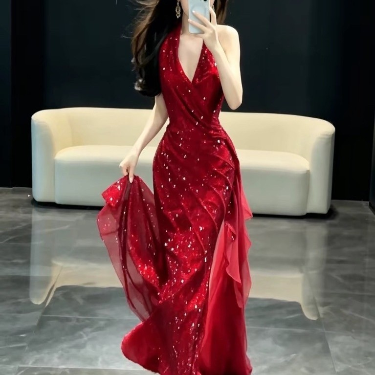 Đầm Dạ Hội Đỏ Đính Kim Sa Lấp Lánh Cổ Yếm Dáng Ôm Xẻ Tà Dự Tiệc Sang Trọng