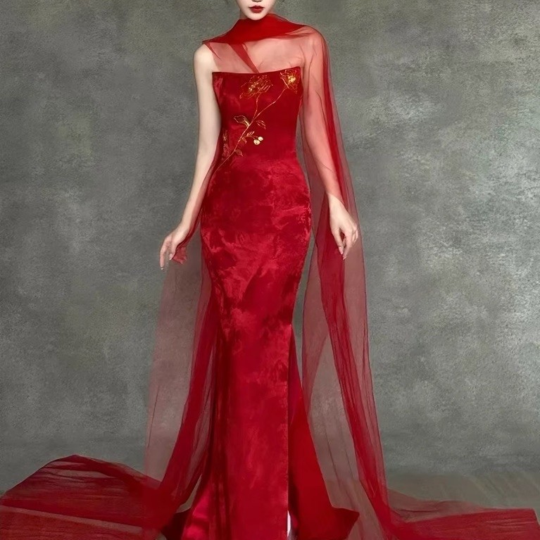 Đầm Dạ Hội Đỏ Nhung Dáng Dài Thêu Hoa Kim Tuyến Phối Voan Choàng Cổ Sang Trọng Dự Tiệc