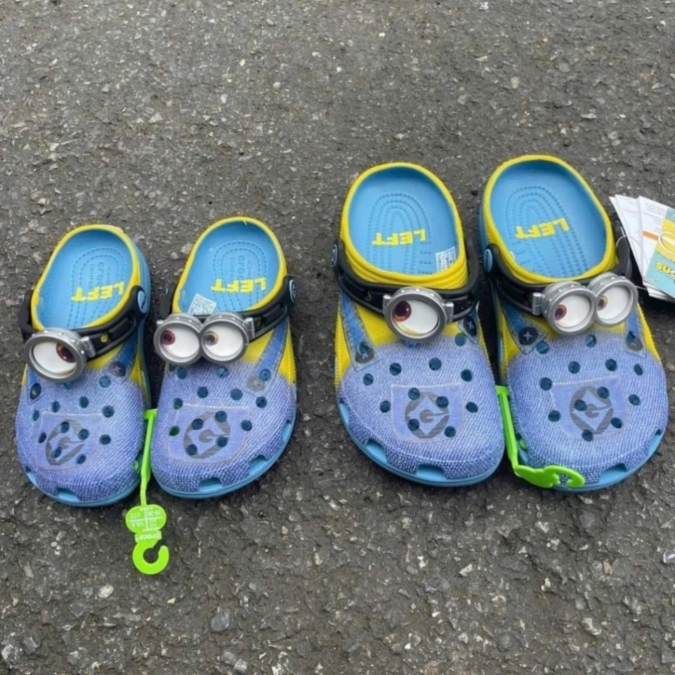 Dép sục Minions phối denim cho cả bé và người lớn 👟💛