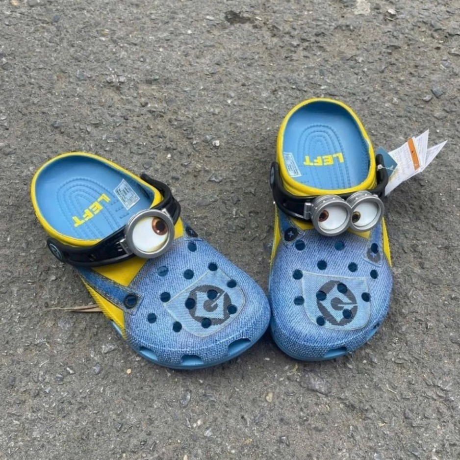 Dép sục Minions phối denim cho cả bé và người lớn 👟💛