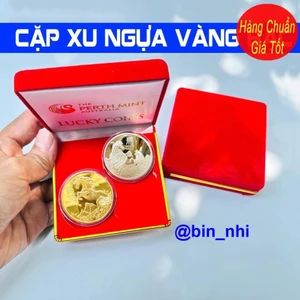 <RẺ HƠN NÈ> Hộp 2 Đồng Xu Hình Con Ngựa Vàng - Bạc từ Úc lì xì Tết sang trọng - đi cùng túi gấm đỏ sang chảnh