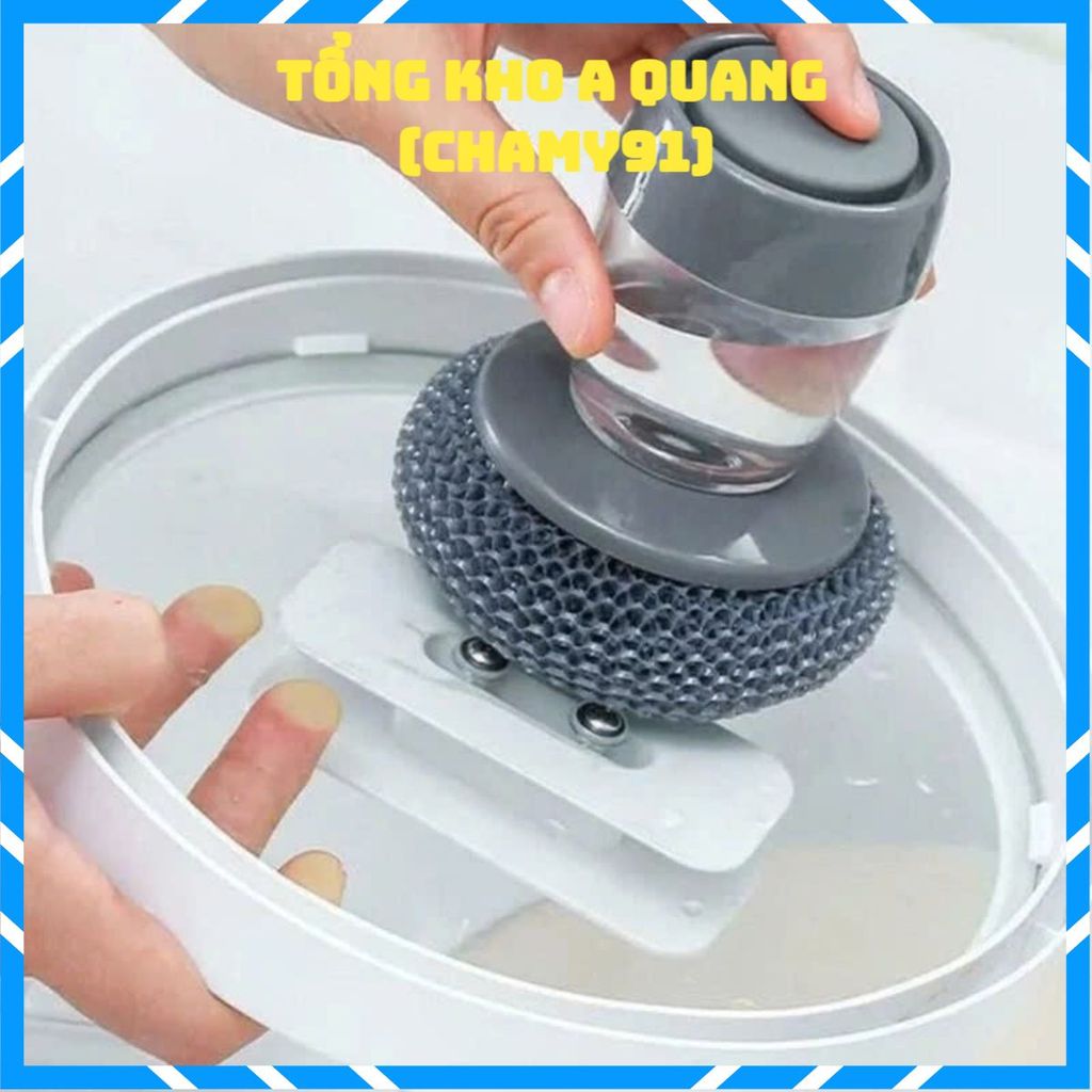 Cọ rửa bếp ăn có bình chứa xà phòng, đầu cọ mềm mại, dễ dàng đánh bay dầu mỡ cứng đầu mà không làm trầy xước bề mặt.