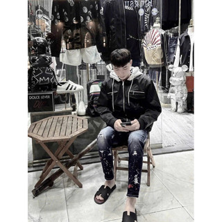 Áo khoác nam nữ mũ Dsq vải gió hai lớp, zip ngực phối mũ nỉ xám, in chữ Dsquared2 phong cách thời trang sành điệu. Boy P
