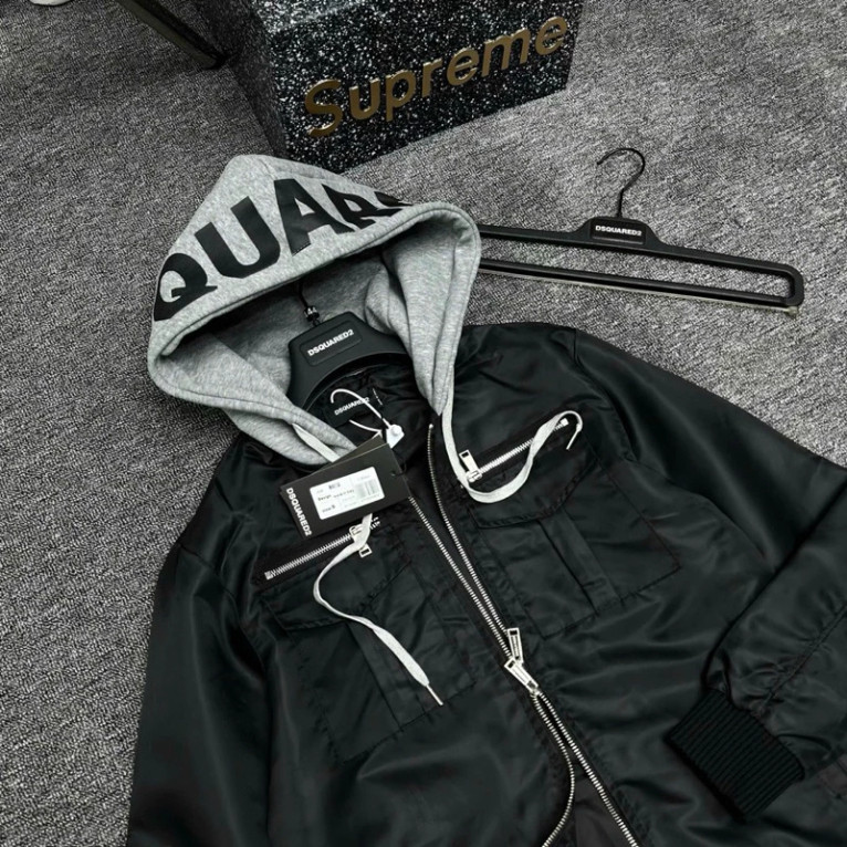 Áo khoác gió nam nữ Dsq 2 lớp, có túi zip ngực và mũ nỉ xám, in chữ Dsquared2 kiểu dáng cao cấp, thời thượng. Boy Phố 20