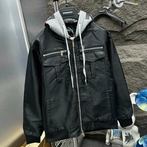 Áo gió nam nữ Dsq có mũ nỉ xám 2 lớp, túi zip ngực in chữ Dsquared2 thời thượng cho bạn trẻ năng động. Boy Phố 2025