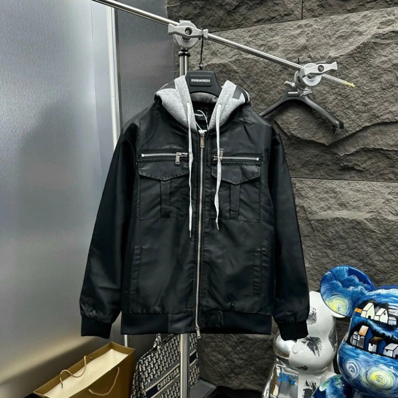 Áo gió nam nữ Dsq có mũ nỉ xám 2 lớp, túi zip ngực in chữ Dsquared2 thời thượng cho bạn trẻ năng động. Boy Phố 2025