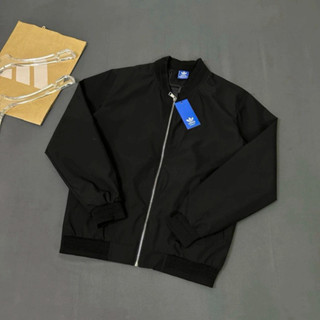 Áo khoác bomber gió unisex Das với khóa zip, phối logo 3 sọc Basketball cao su sau lưng, chất liệu 2 lớp. Boy Phố 2025