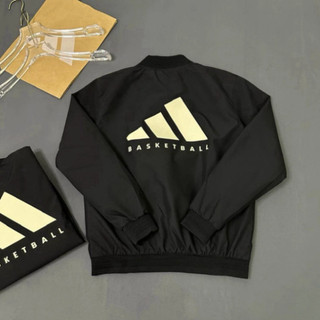Áo khoác bomber gió unisex Das với khóa zip, phối logo 3 sọc Basketball cao su sau lưng, chất liệu 2 lớp. Boy Phố 2025