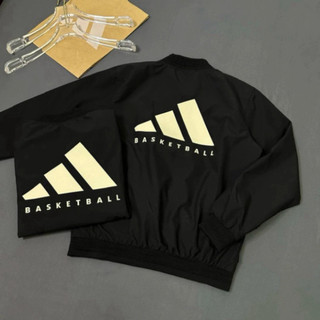 Áo khoác bomber gió unisex Das với khóa zip, phối logo 3 sọc Basketball cao su sau lưng, chất liệu 2 lớp. Boy Phố 2025