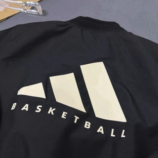 Áo khoác bomber gió unisex Das với khóa zip, phối logo 3 sọc Basketball cao su sau lưng, chất liệu 2 lớp. Boy Phố 2025