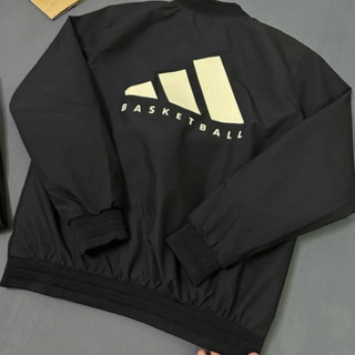 Áo khoác bomber gió unisex Das với khóa zip, phối logo 3 sọc Basketball cao su sau lưng, chất liệu 2 lớp. Boy Phố 2025