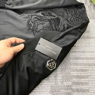Áo khoác bomber gió nam Philipp Plein thêu hình hổ vằn hai bên ngực, có tag logo sắt ở sau lưng AK166P. Boy Phố 2025