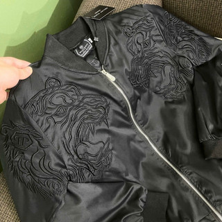 Áo khoác bomber gió nam Philipp Plein thêu hình hổ vằn hai bên ngực, có tag logo sắt ở sau lưng AK166P. Boy Phố 2025