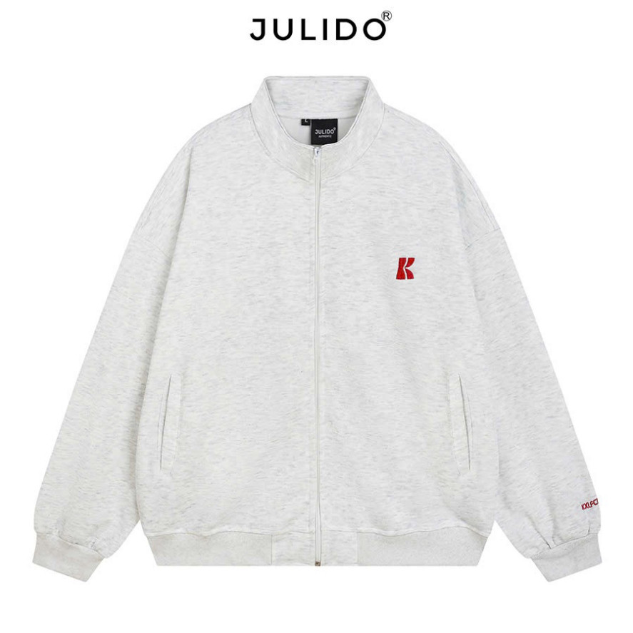 Áo khoác JULIDO từ vải nỉ 2 lớp kiểu boxy, phù hợp để diện quanh năm ấn tượng và thời trang. Boy Phố 2025