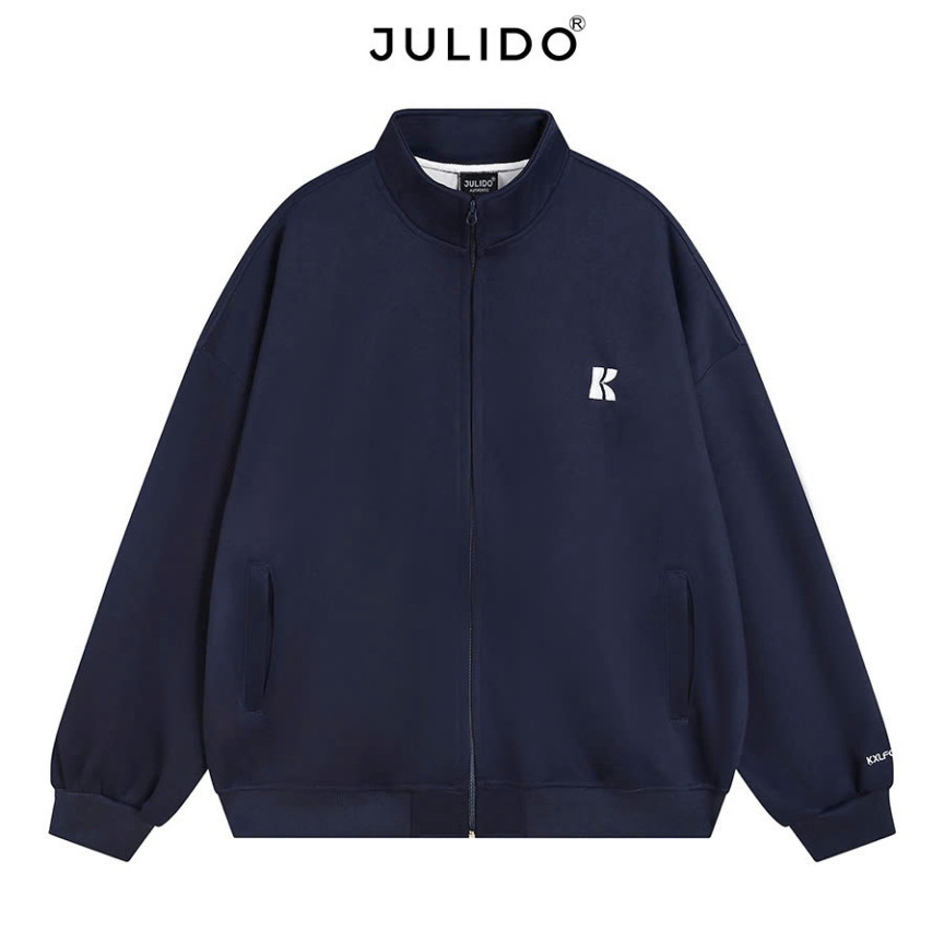 Áo khoác JULIDO từ vải nỉ 2 lớp kiểu boxy, phù hợp để diện quanh năm ấn tượng và thời trang. Boy Phố 2025