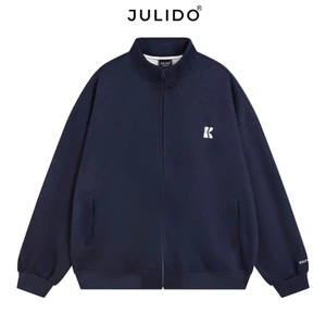 Áo khoác JULIDO từ vải nỉ 2 lớp kiểu boxy, phù hợp để diện quanh năm ấn tượng và thời trang. Boy Phố 2025