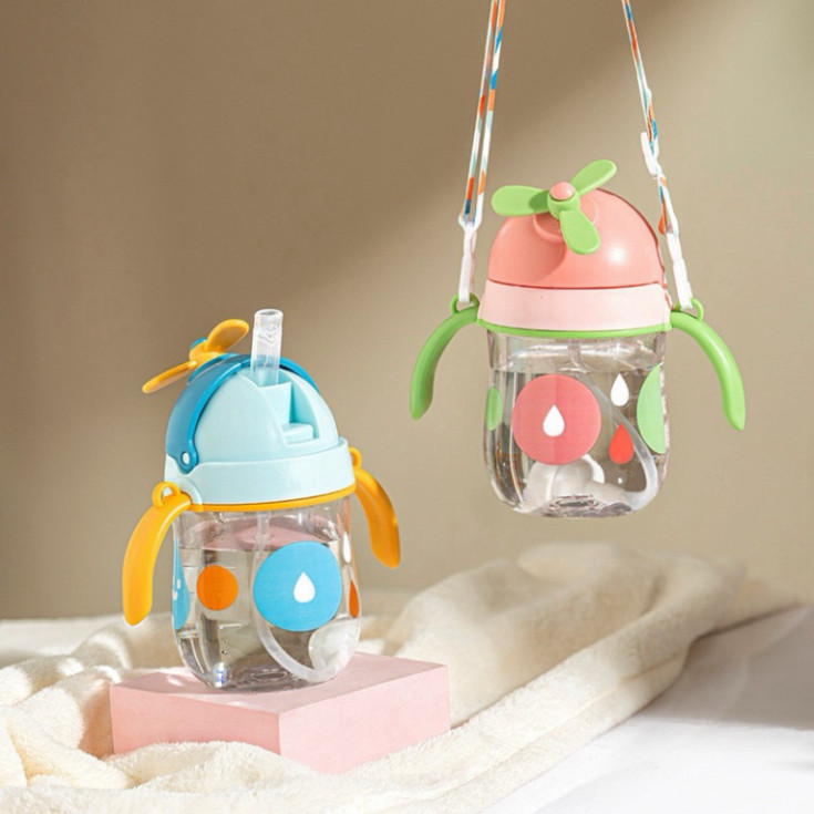 Bình uống nước chống sặc 250ml cho bé có tay cầm và dây đeo (binhcoixaygio)