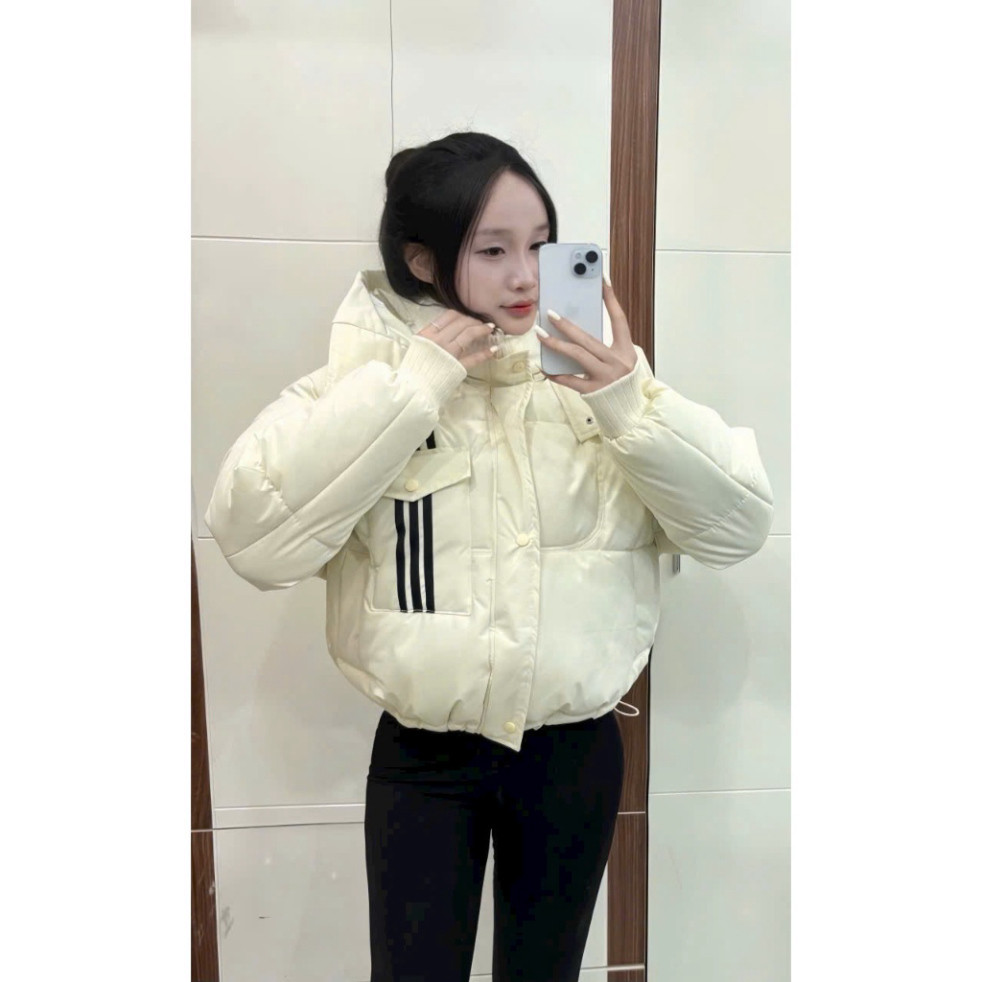 Áo Phao Nữ Áo Khoác Béo Mùa Đông Thêu Sọc Nổi Nắp Túi Dây Chun Gấu Cúc Bấm Có Mũ To Rộng Boy Phố 2025