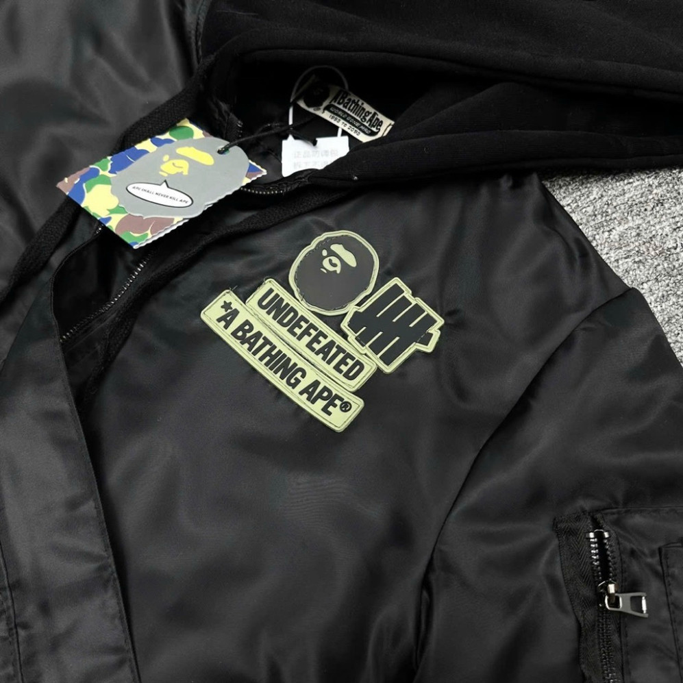 Áo khoác bomber nam nữ Báp Bơ ngực thêu mác xanh lưng dệt item mặt quỷ phối mũ nỉ Boy Phố 2025