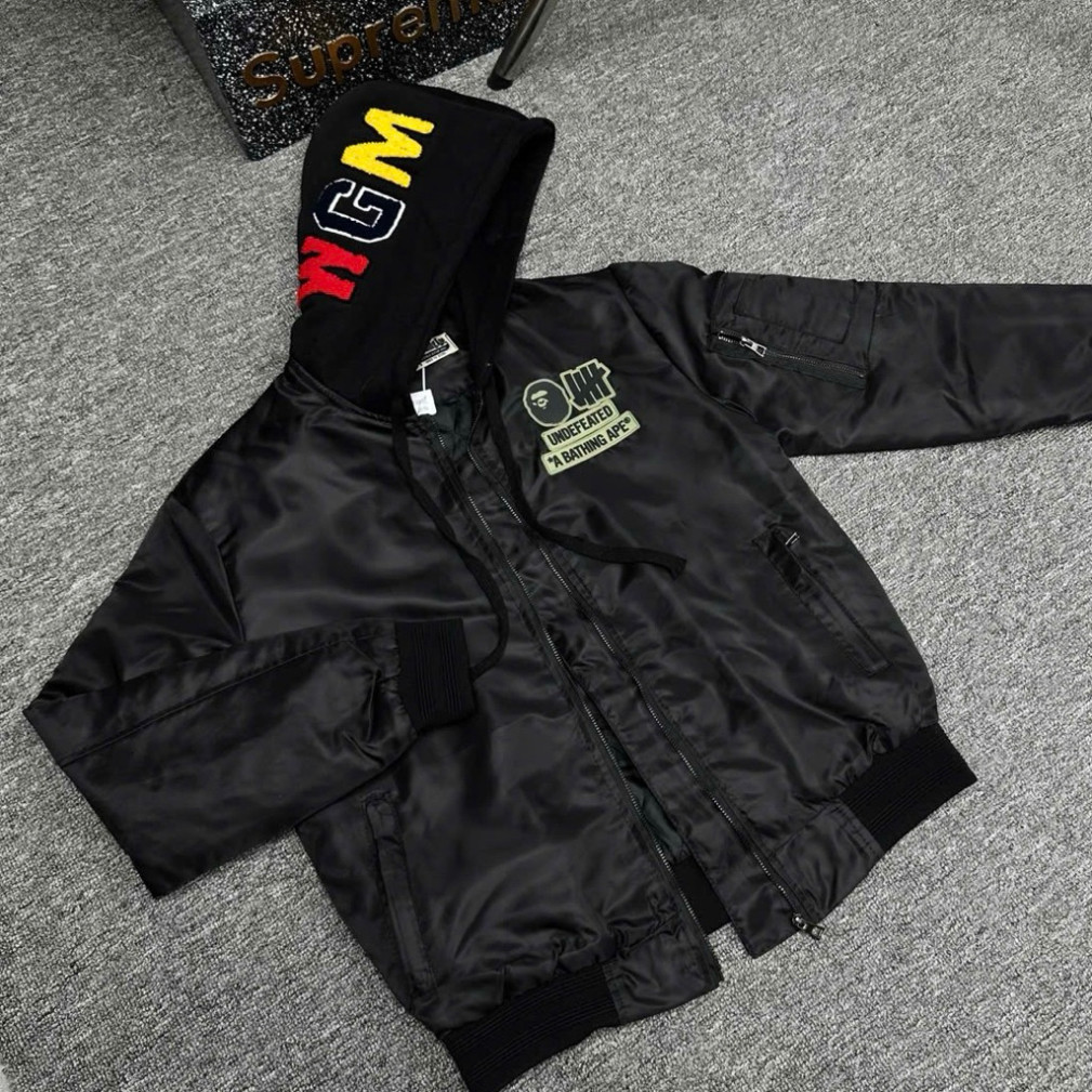 Áo khoác bomber nam nữ Báp Bơ ngực thêu mác xanh lưng dệt item mặt quỷ phối mũ nỉ Boy Phố 2025