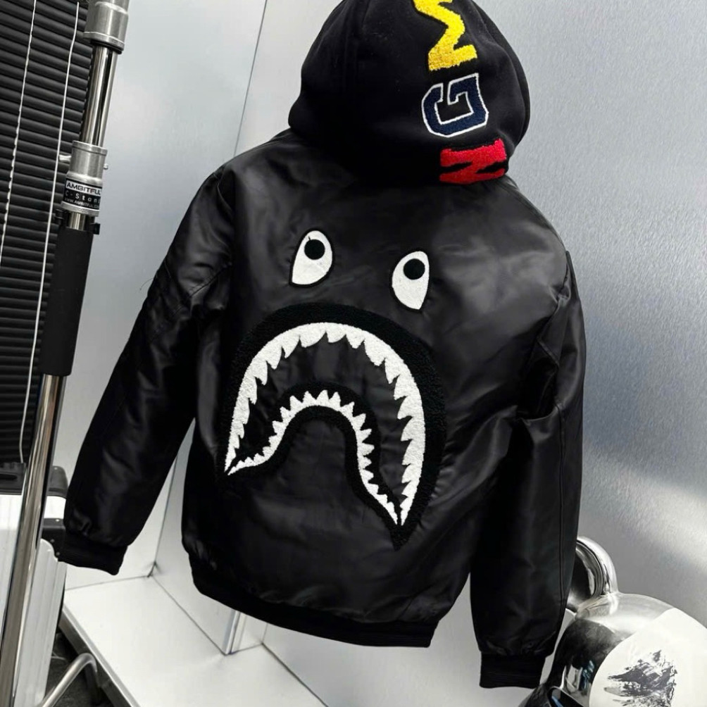 Áo khoác bomber nam nữ Báp Bơ ngực thêu mác xanh lưng dệt item mặt quỷ phối mũ nỉ Boy Phố 2025