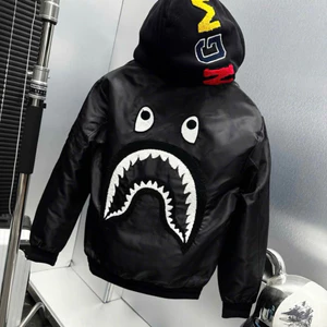 Áo khoác bomber nam nữ Báp Bơ ngực thêu mác xanh lưng dệt item mặt quỷ phối mũ nỉ Boy Phố 2025
