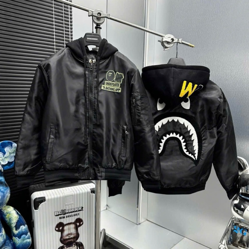 Áo khoác bomber nam nữ Báp Bơ ngực thêu mác xanh lưng dệt item mặt quỷ phối mũ nỉ Boy Phố 2025