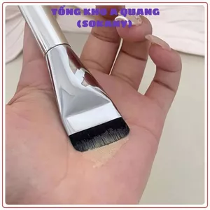 Cọ Tán Nền Đầu Dẹt – Màu Bạc Sang Trọng, Giúp Tán Nền Mỏng Nhẹ, Phù Hợp Cho Makeup Artist