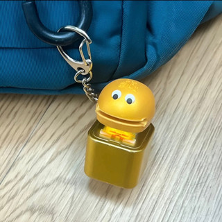 Móc khóa gõ âm vui nhộn màu vàng sang trọng, tích hợp LED & pin, quà tặng độc đáo cho mọi giới.