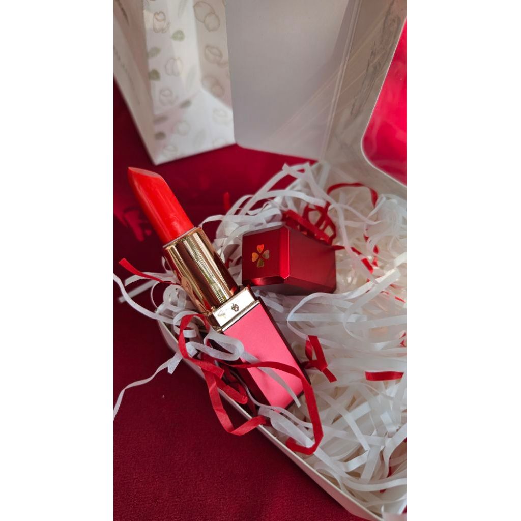 Son dưỡng có màu "Noel và Tết" Escoco.