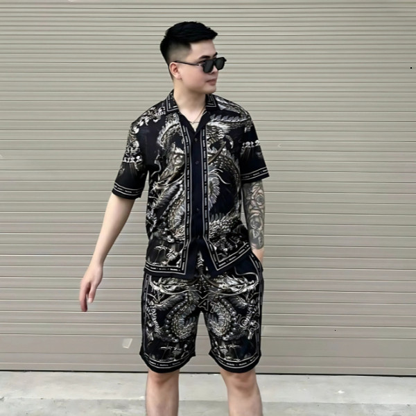 Bộ Đồ Nam Quần short + Áo Chất liệu vải lụa mềm mịn thoáng mát họa tiết rồng nhật đi biển đi chơi đi du lịch  2025