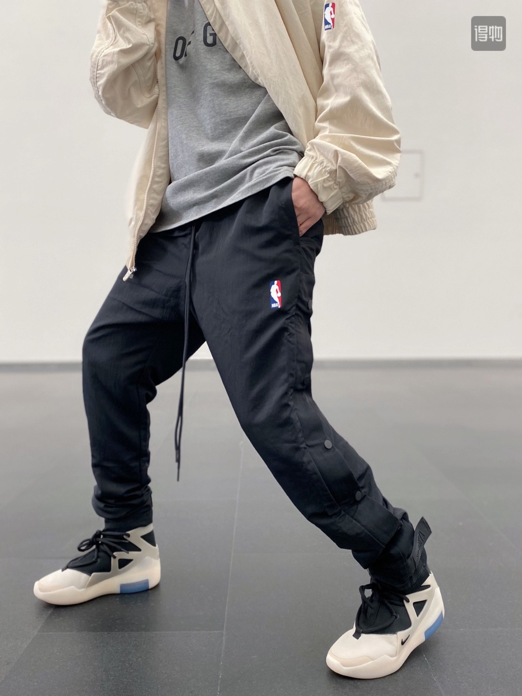 ⚡️[Mirror Quality] - Quần FEAR OF GOD x N!ke Nylon Warm Up Pants Off  Noir/String, Quần Snap FOG NBA