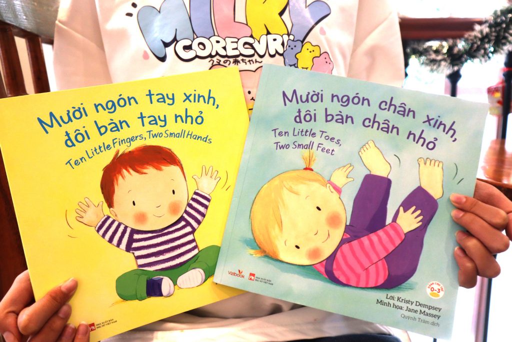 Mô tả Sách song ngữ : Mười ngón tay xinh, đôi bàn tay nhỏ - Mười ngón chân xinh, đôi bàn chân nhỏ - Vizibook - 1