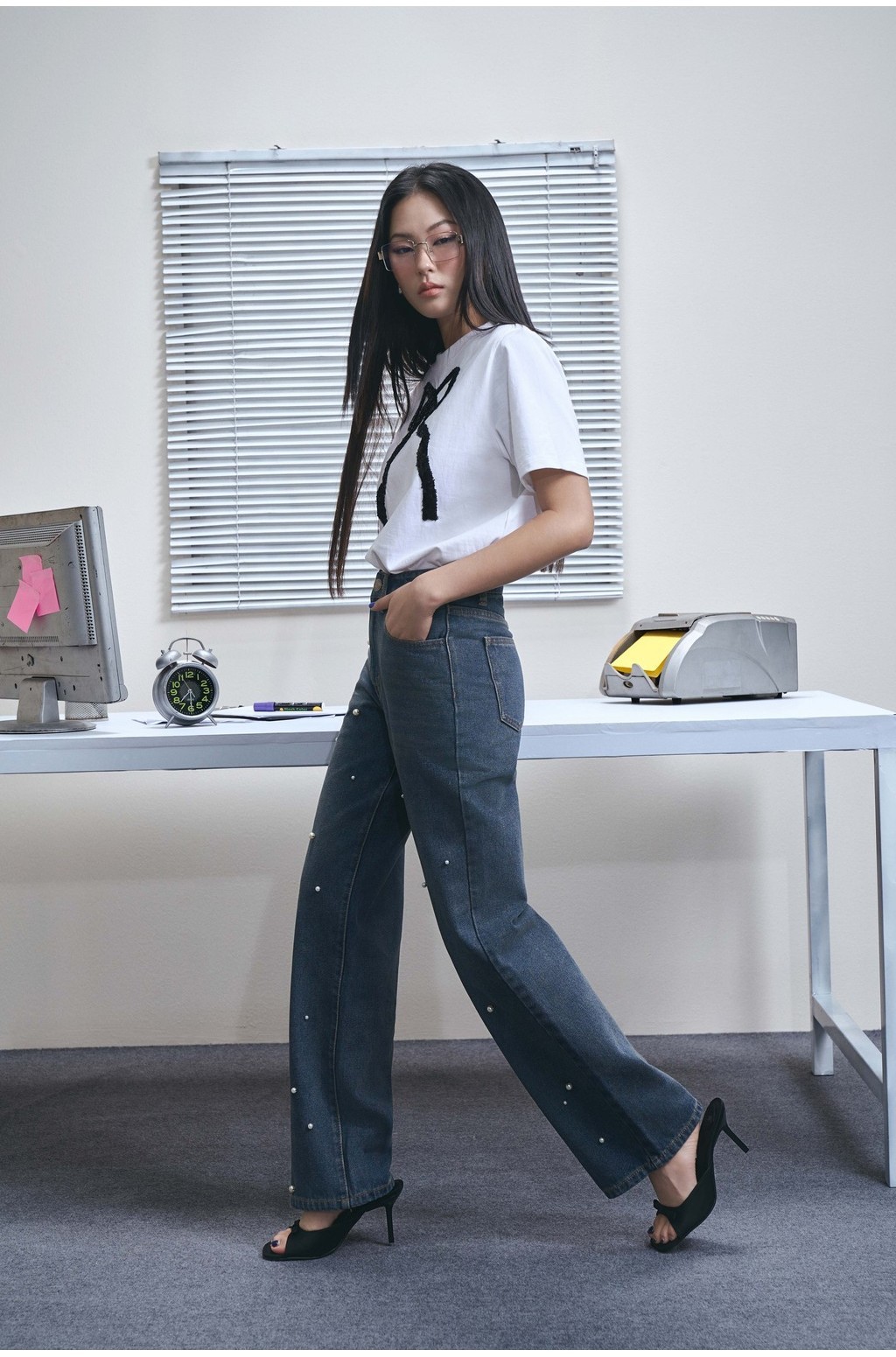 Mô tả RECHIC Quần jean Graci ống suông đính hạt trắng lưng cao hack dáng - 2