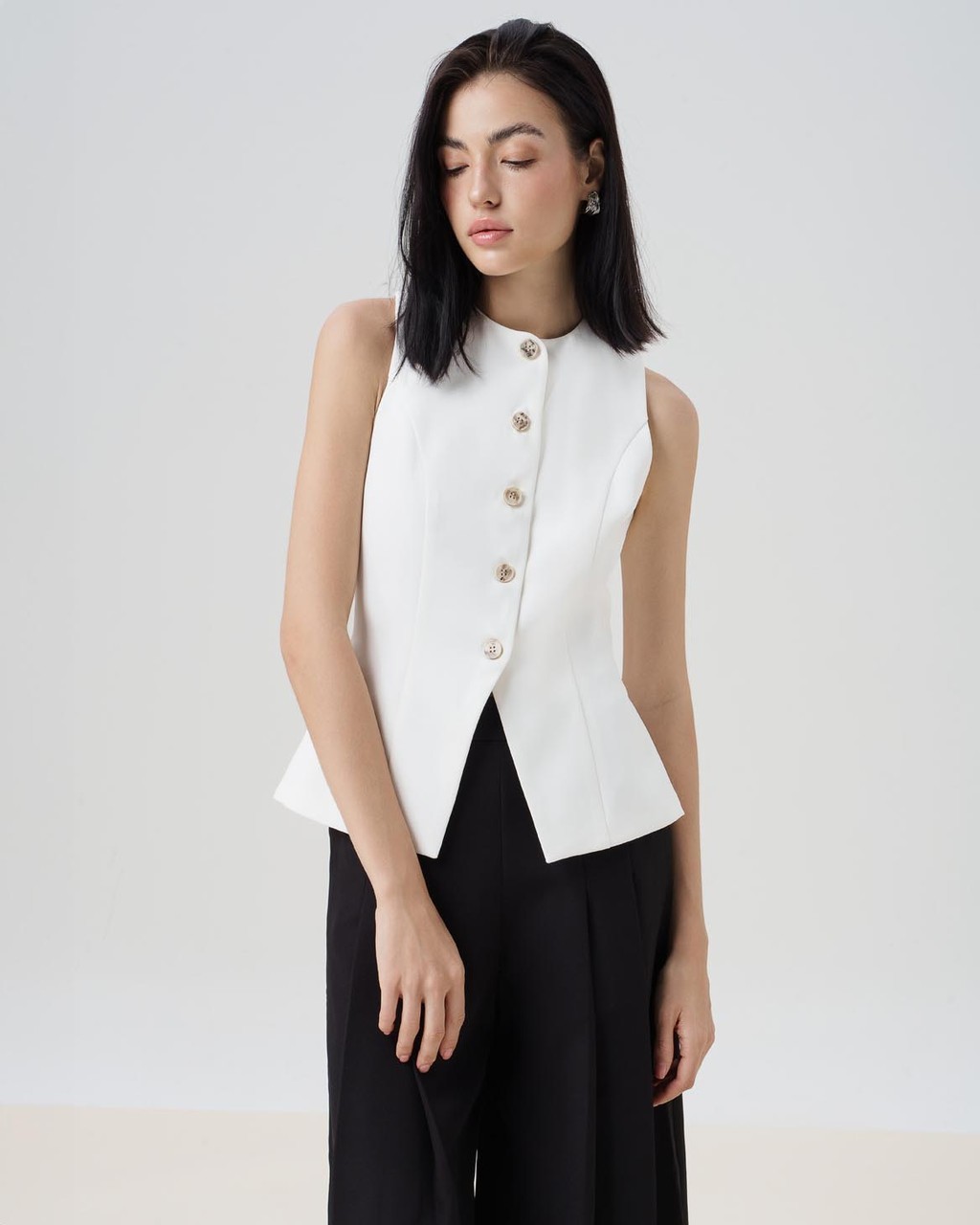 Mô tả RECHIC Áo kiểu Sally sát nách trơn chiết eo xẻ tà áo cổ tròn thanh lịch - 7
