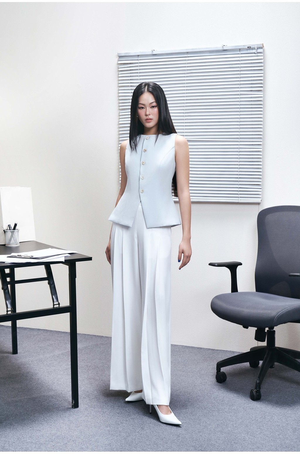 Mô tả RECHIC Áo kiểu Sally sát nách trơn chiết eo xẻ tà áo cổ tròn thanh lịch - 8