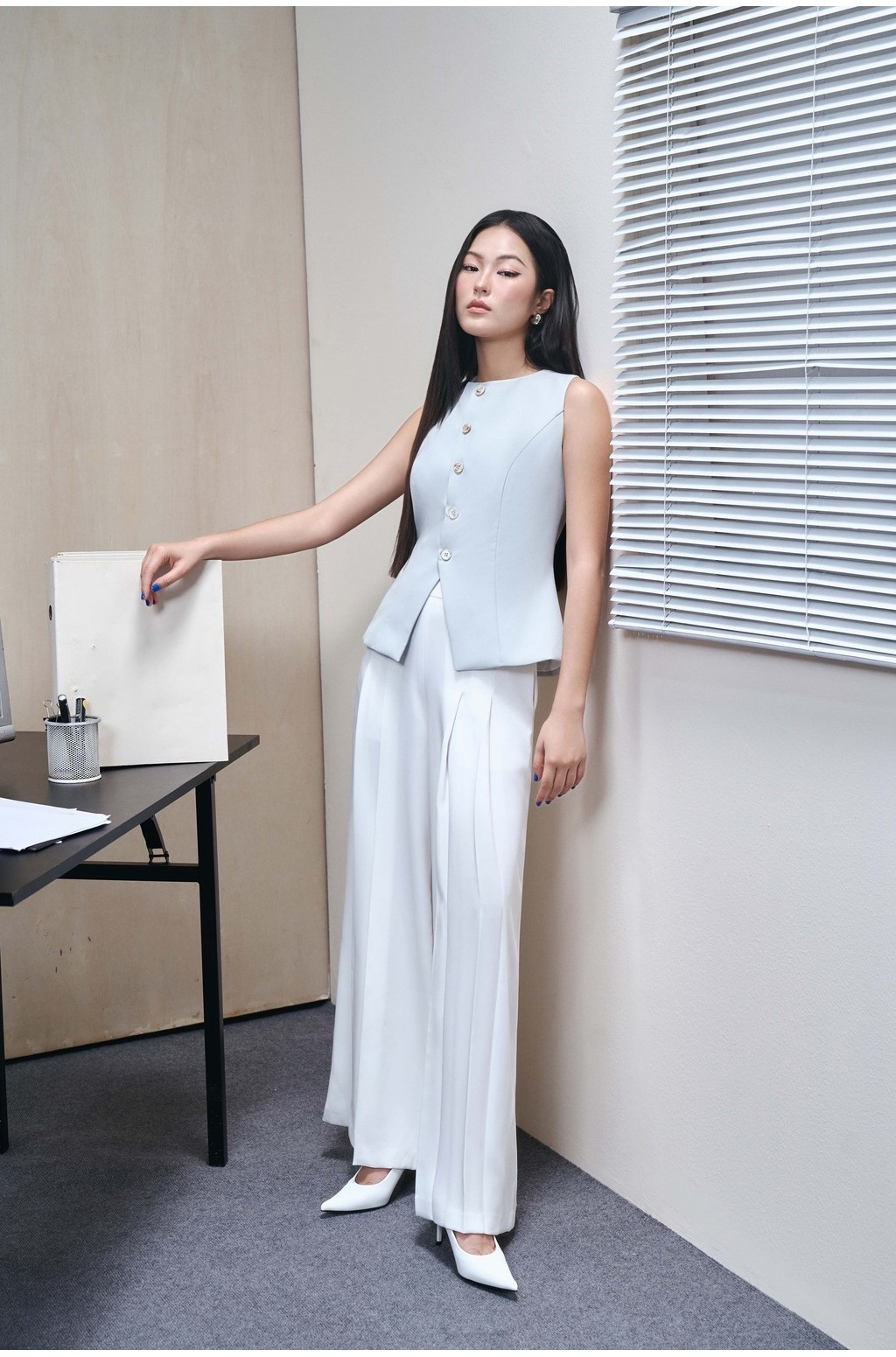 Mô tả RECHIC Áo kiểu Sally sát nách trơn chiết eo xẻ tà áo cổ tròn thanh lịch - 9